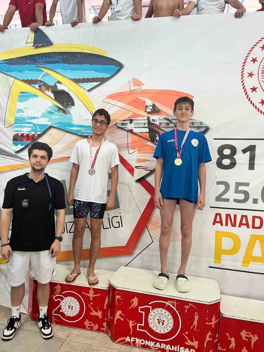 Yüzme Müsabakalarında Sporculardan Büyük Başarı