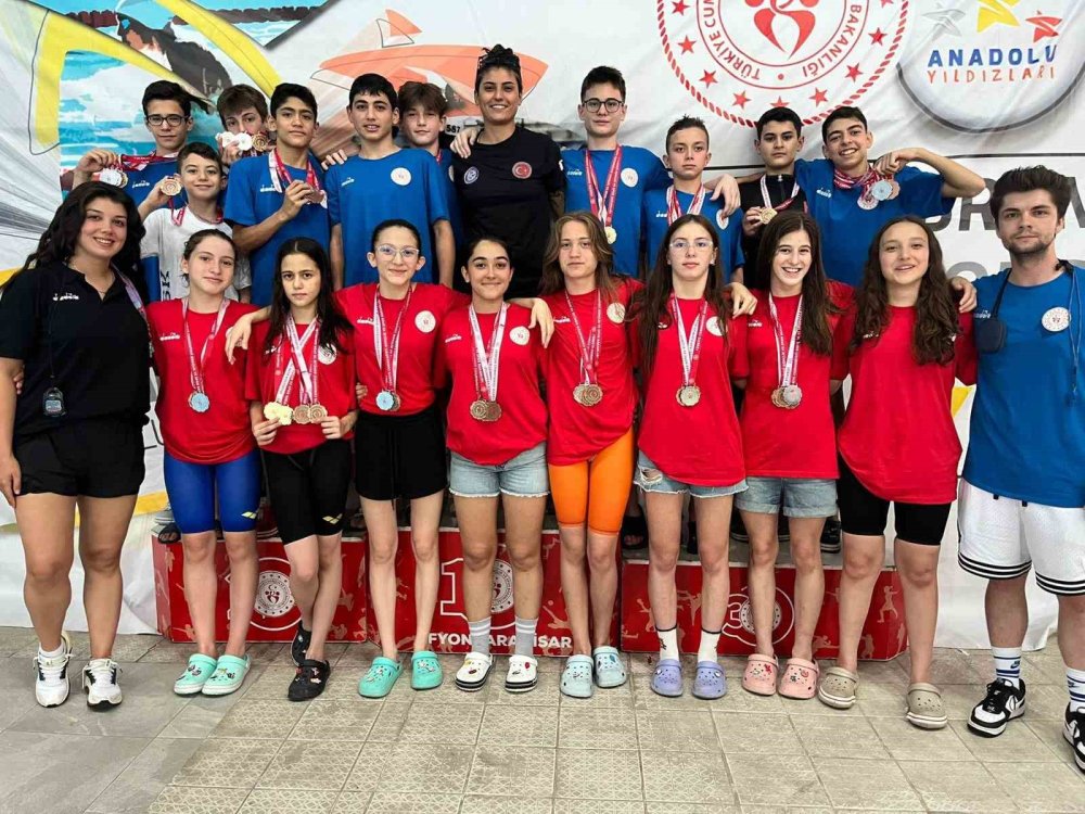 Yüzme Müsabakalarında Sporculardan Büyük Başarı