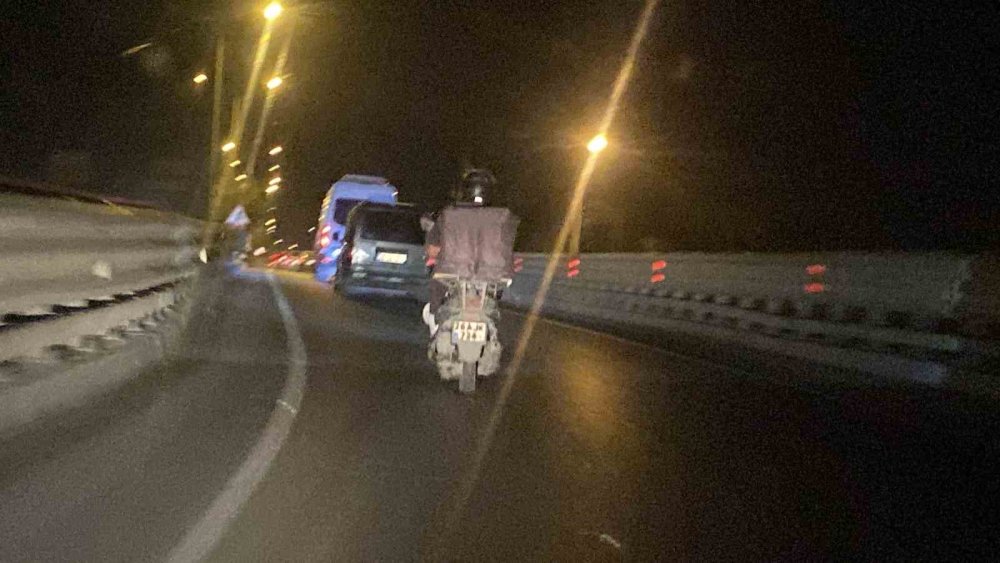 Arka Işıkları Yanmayan Motosikletli Hem Kendisini Hem De Trafiği Tehlikeye Düşürdü