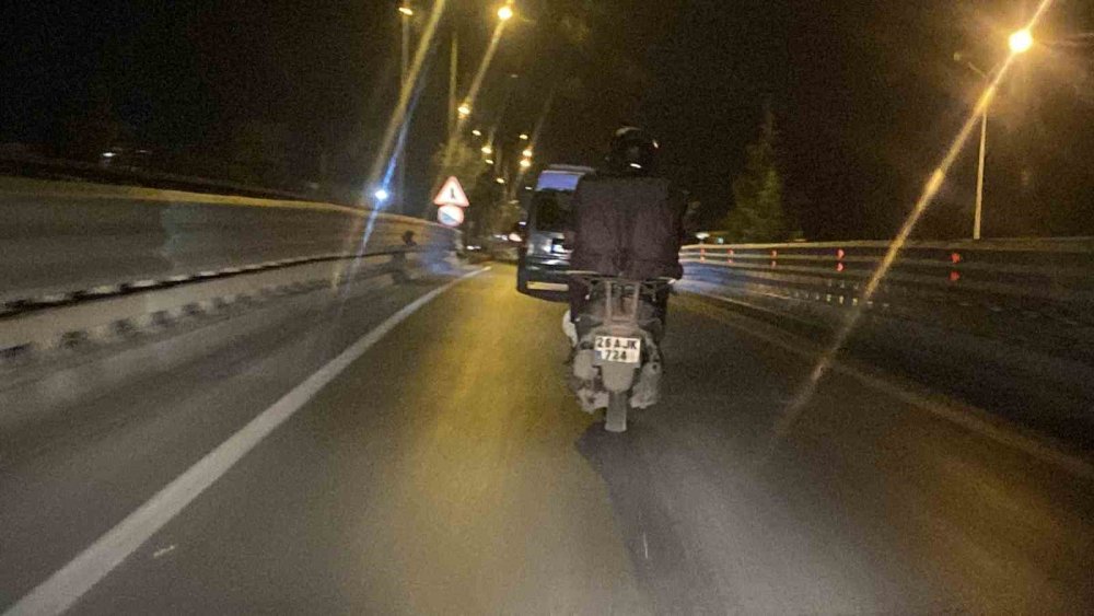 Arka Işıkları Yanmayan Motosikletli Hem Kendisini Hem De Trafiği Tehlikeye Düşürdü