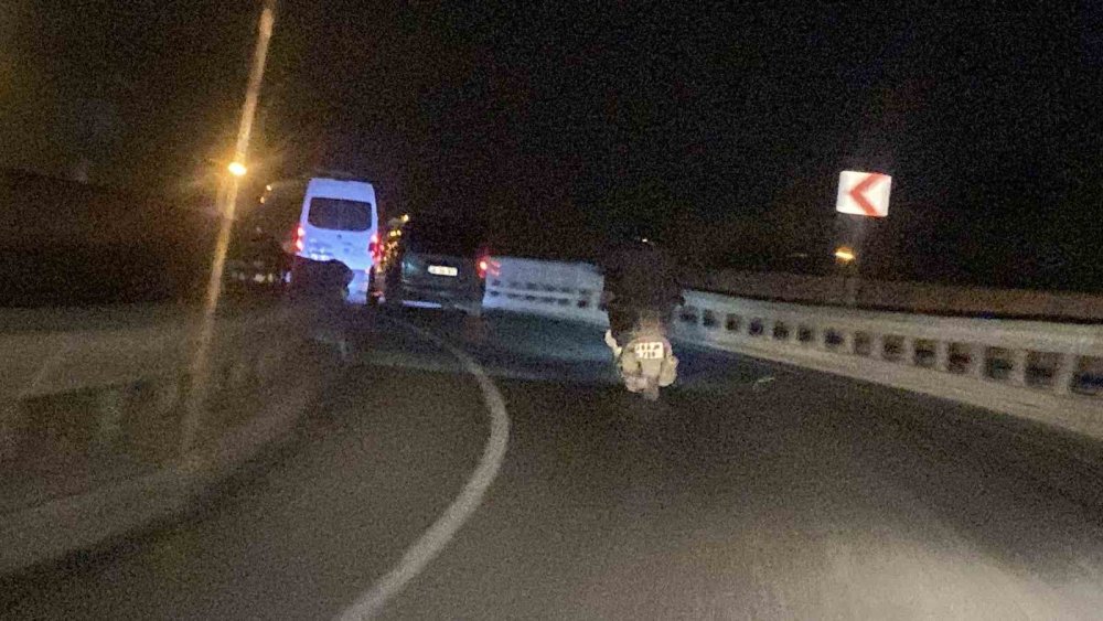 Arka Işıkları Yanmayan Motosikletli Hem Kendisini Hem De Trafiği Tehlikeye Düşürdü