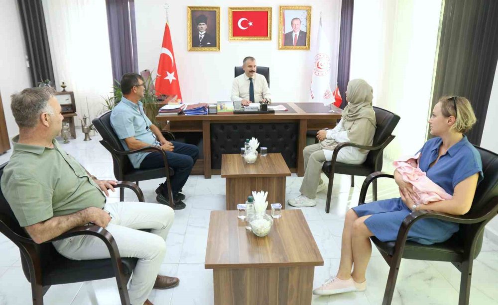 Bir Haftalık Bebek Kurumlara Girmeden Koruyucu Ailesiyle Buluştu