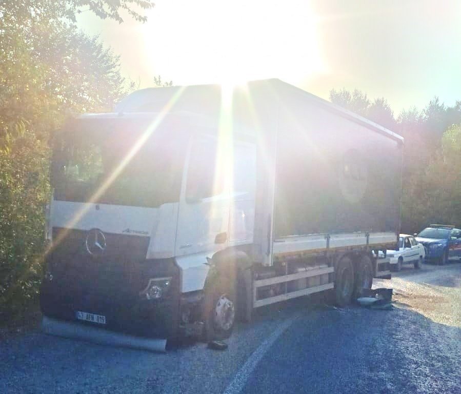 Kamyon İle Kamyonet Çarpıştı: 1 Yaralı