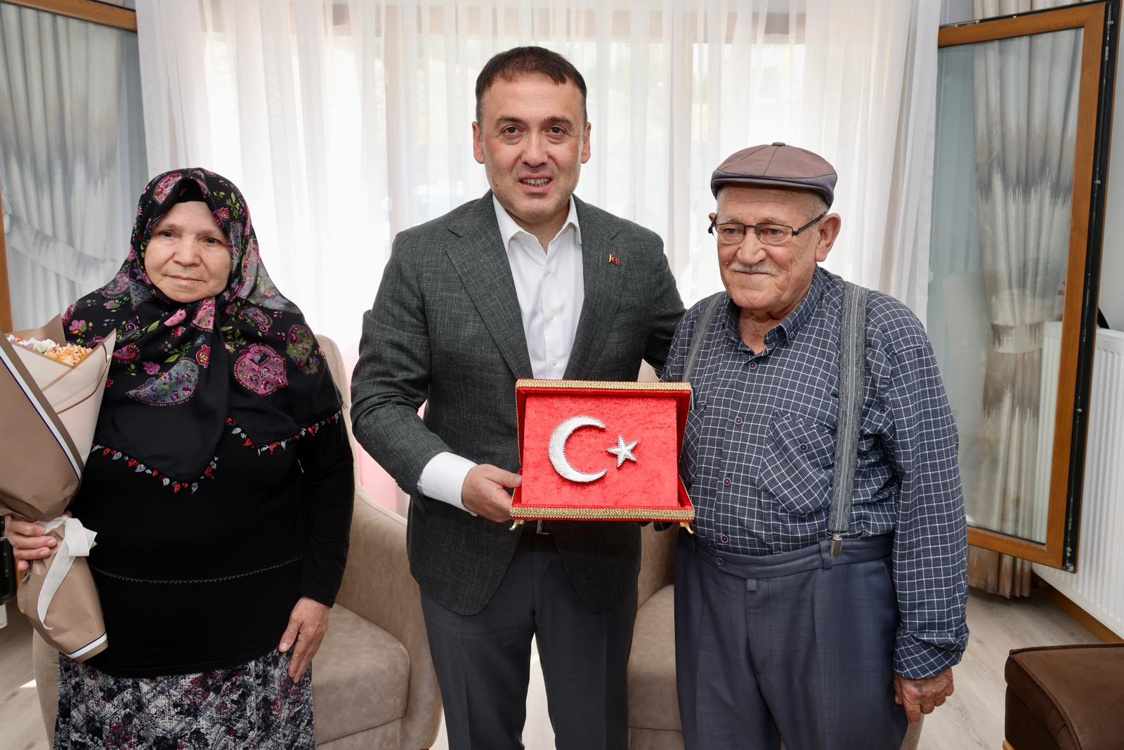 vali-sozerden-sehit-ailesine-anlamli-ziyaret-1.jpeg