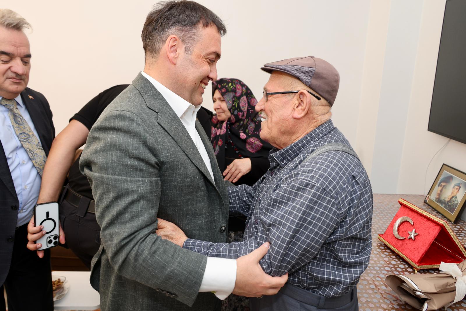 vali-sozerden-sehit-ailesine-anlamli-ziyaret-2.jpeg