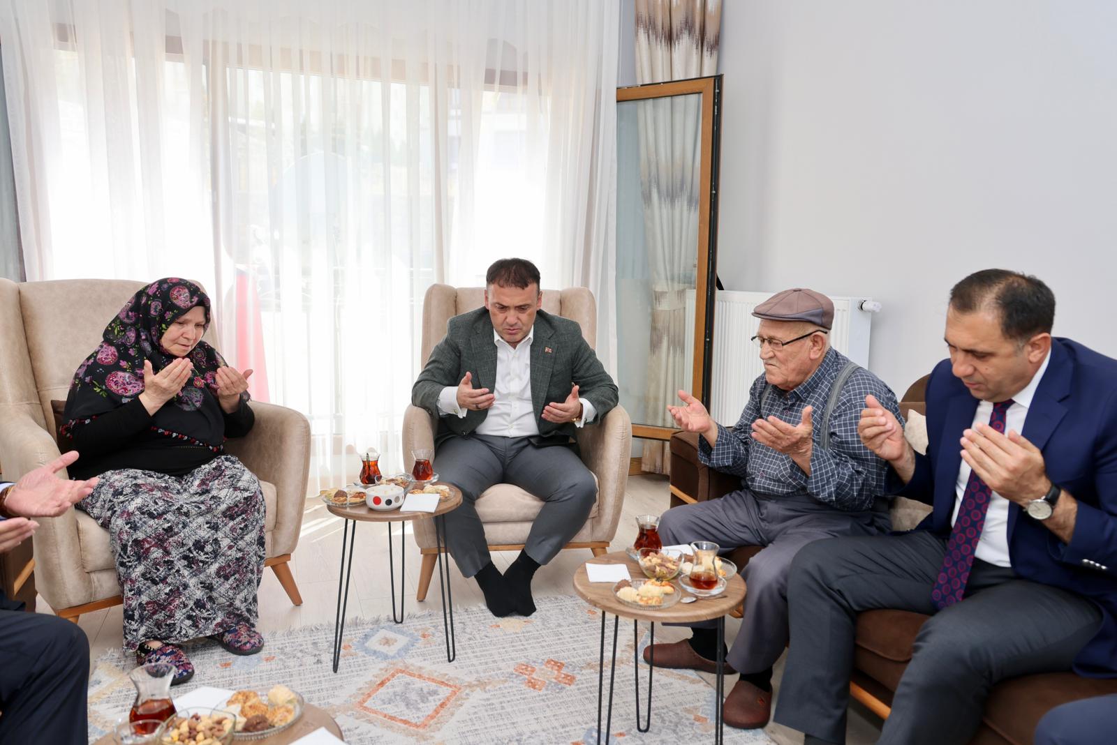 vali-sozerden-sehit-ailesine-anlamli-ziyaret-3.jpeg