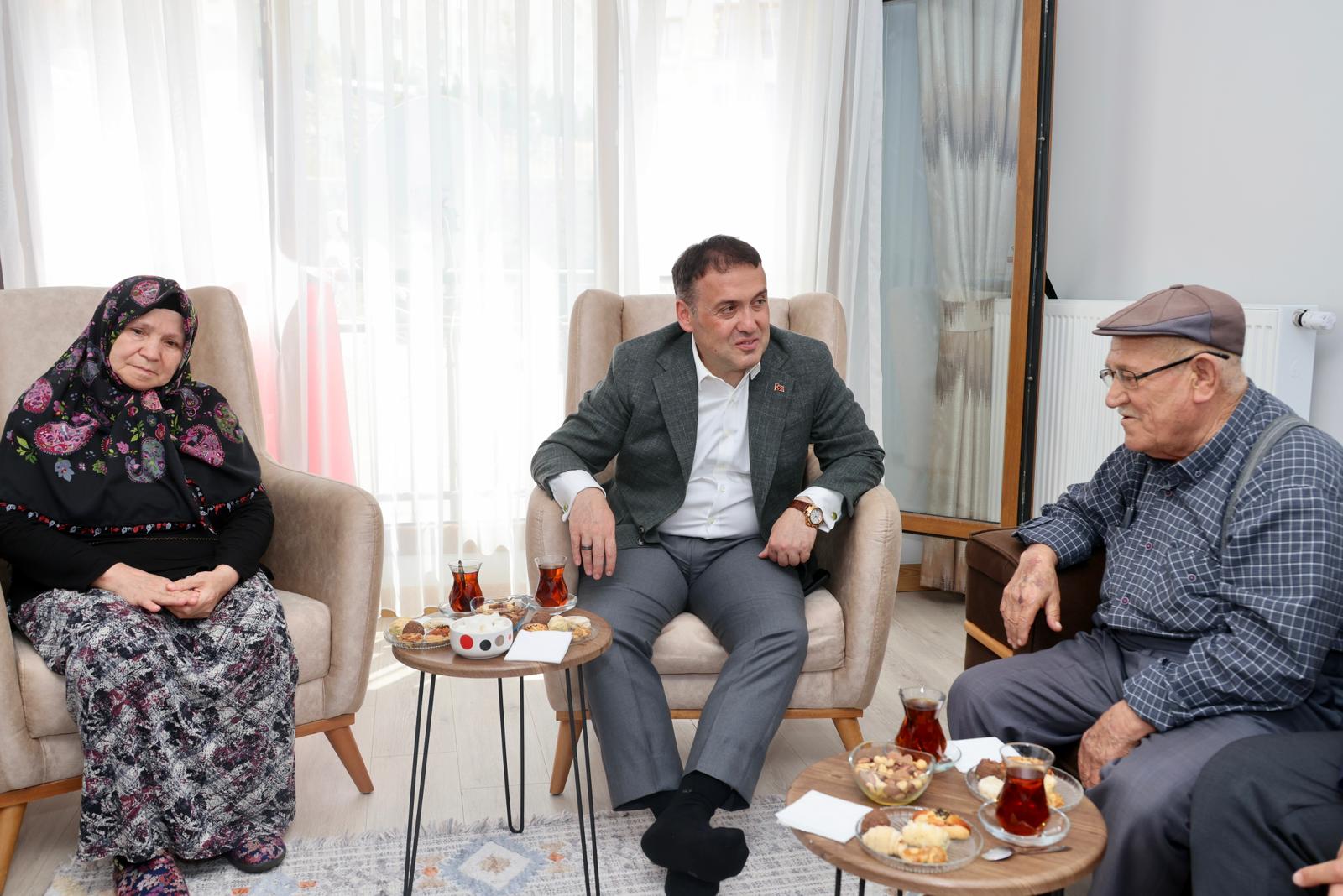 vali-sozerden-sehit-ailesine-anlamli-ziyaret-4.jpeg