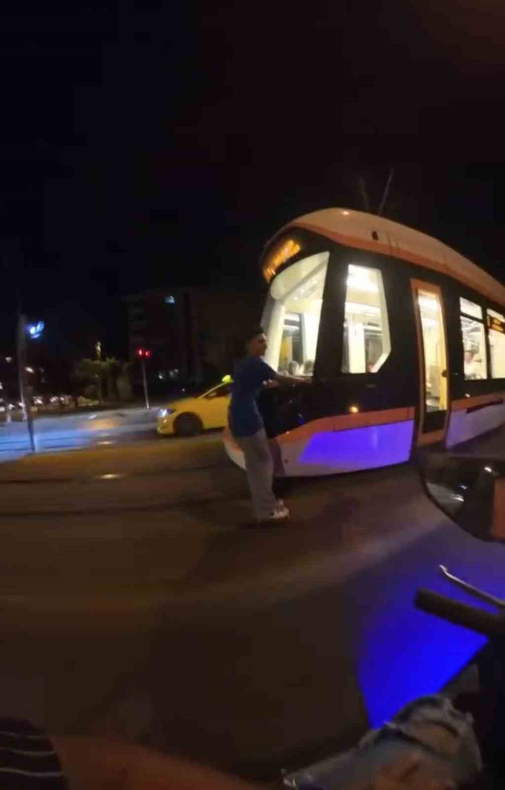 Seyir Halindeki Tramvaya Asılarak Paten Kaydı!