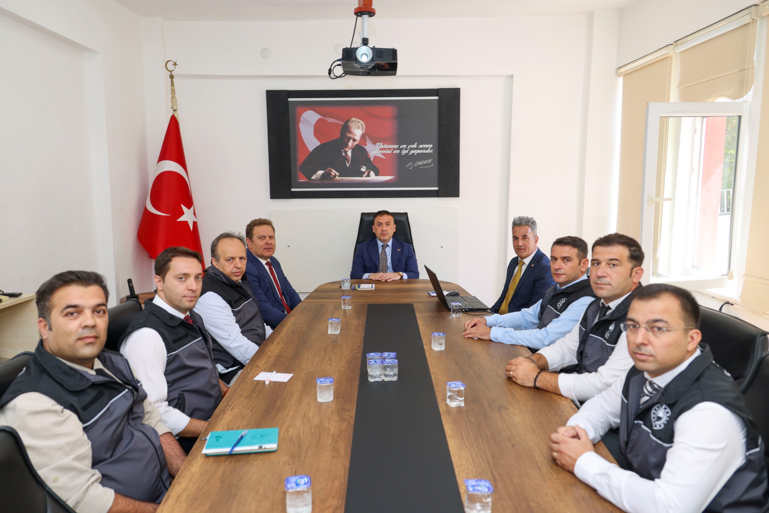 vali-sozer-tarim-ve-orman-mudurlugunde-brifing-aldi1.jpg