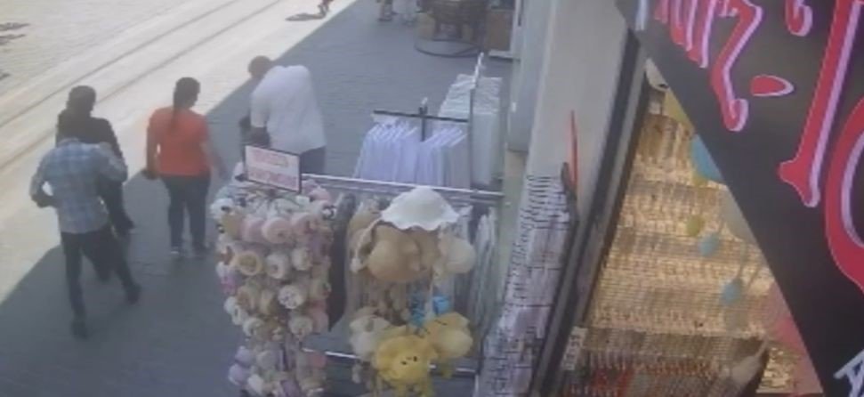 Cadde Üzerindeki Hırsızlık Kamerada: Polis, O Şüpheliye Geçit Vermedi