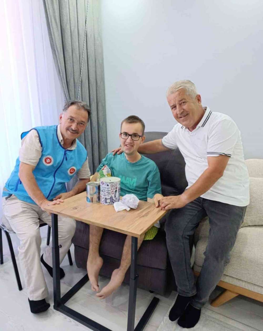 Kas Hastası Genç, Biriktirdiği Parayı Gazze’deki Çocuklara Bağışladı
