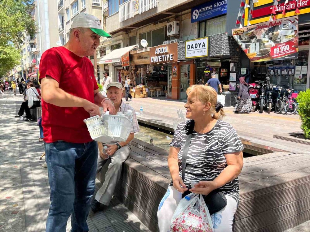 Vatandaşların Yaptığı Bağışlarla Her Gün Saatlerce Ücretsiz Su Dağıtıyor