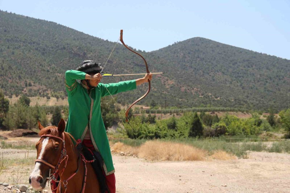 Boş Arazideki Parkurda Yaptığı Antrenmanlarda Uluslararası Derecelere Uzandı