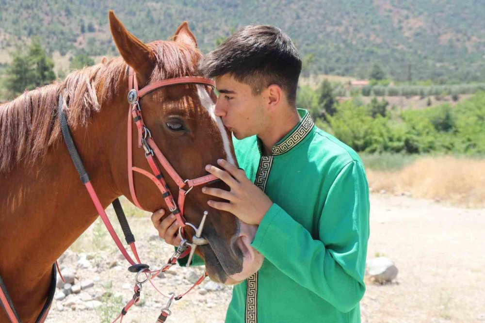 Boş Arazideki Parkurda Yaptığı Antrenmanlarda Uluslararası Derecelere Uzandı
