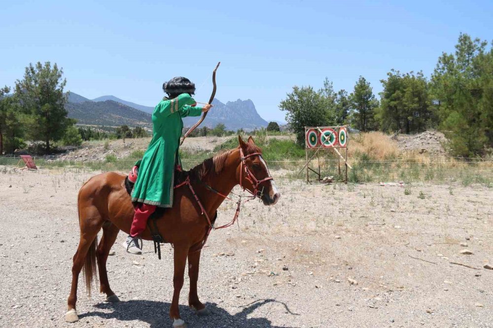 Boş Arazideki Parkurda Yaptığı Antrenmanlarda Uluslararası Derecelere Uzandı
