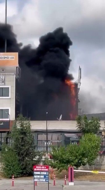 İş Yeri Alev Alev Yandı: Yükselen Dumanlar Korkuttu