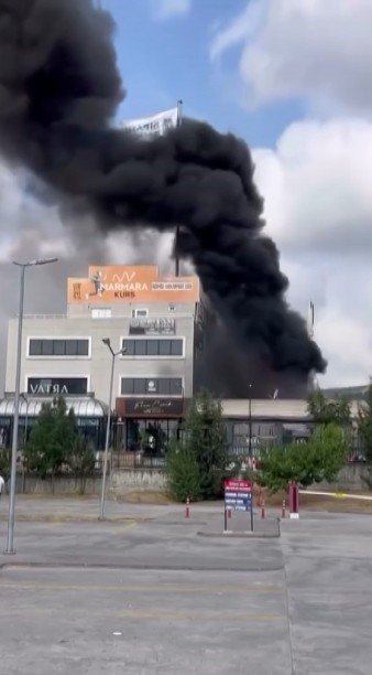 İş Yeri Alev Alev Yandı: Yükselen Dumanlar Korkuttu
