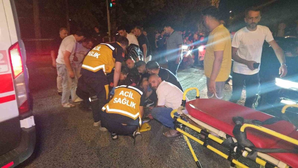 Kamyonetin Çarptığı Ambulans Bahçeye Uçtu 5 Kişi Yaralandı