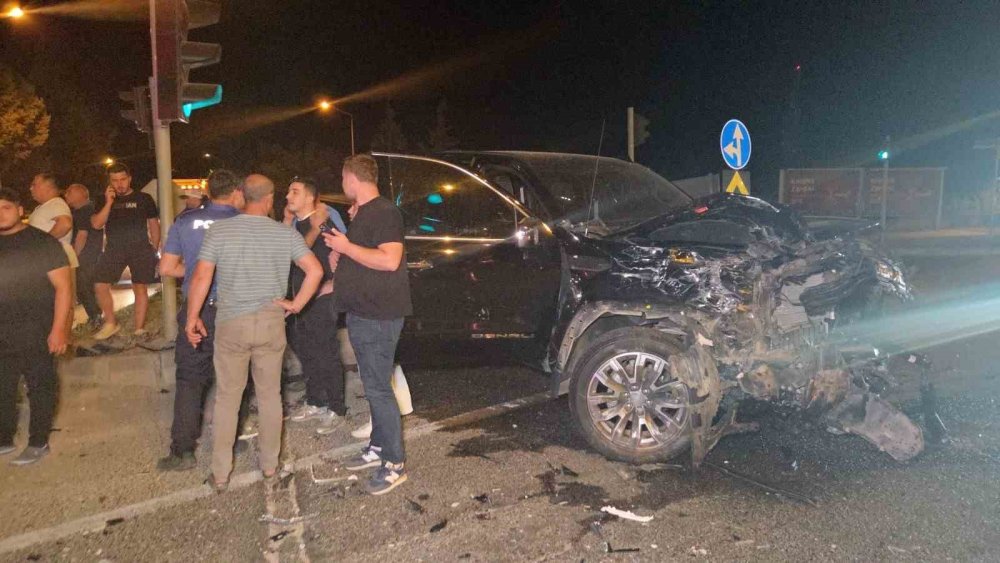 Kamyonetin Çarptığı Ambulans Bahçeye Uçtu 5 Kişi Yaralandı