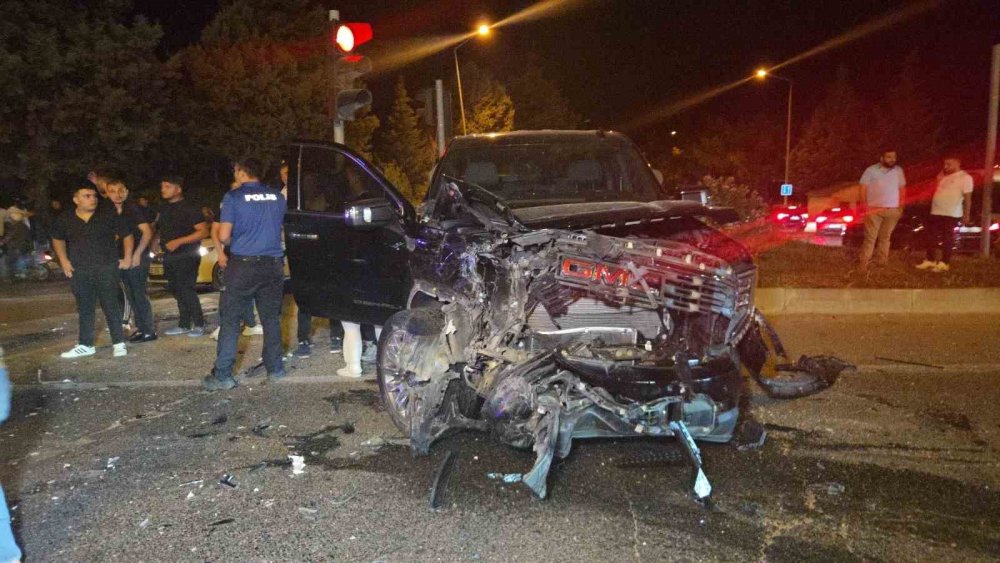 Kamyonetin Çarptığı Ambulans Bahçeye Uçtu 5 Kişi Yaralandı
