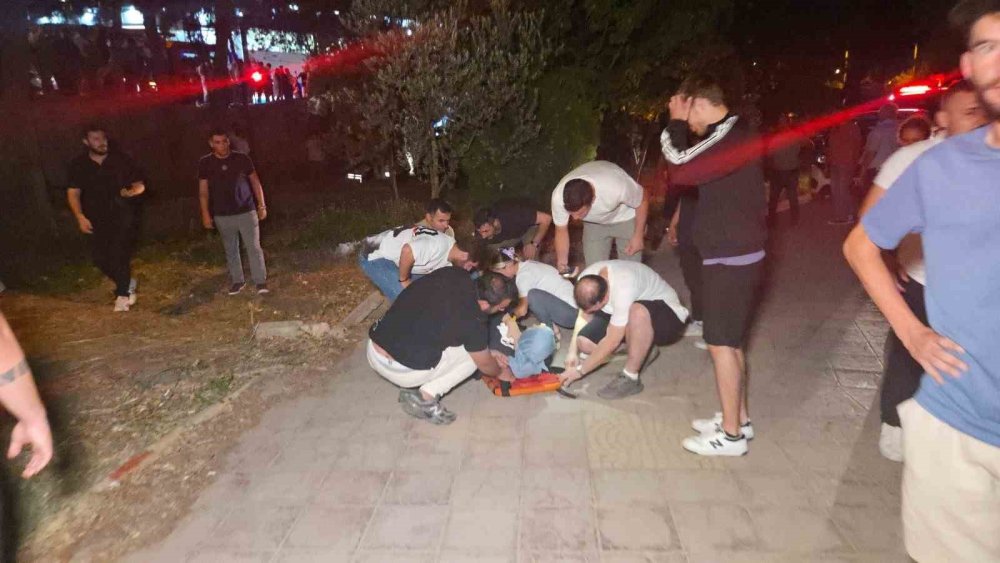 Kamyonetin Çarptığı Ambulans Bahçeye Uçtu 5 Kişi Yaralandı