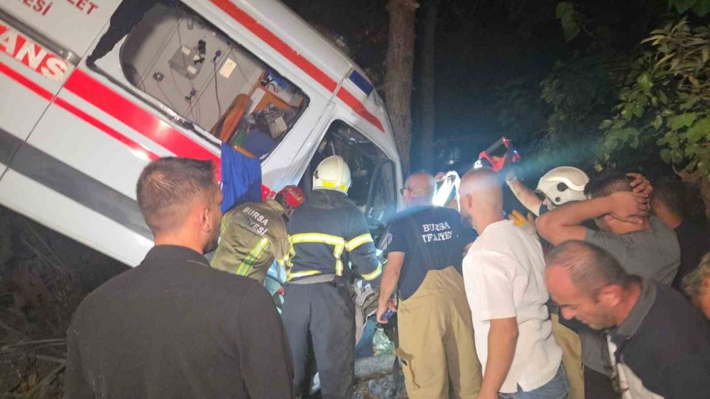 Kamyonetin Çarptığı Ambulans Bahçeye Uçtu 5 Kişi Yaralandı