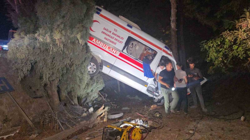 Kamyonetin Çarptığı Ambulans Bahçeye Uçtu 5 Kişi Yaralandı