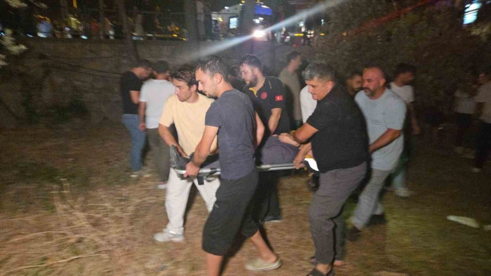 Kamyonetin Çarptığı Ambulans Bahçeye Uçtu 5 Kişi Yaralandı