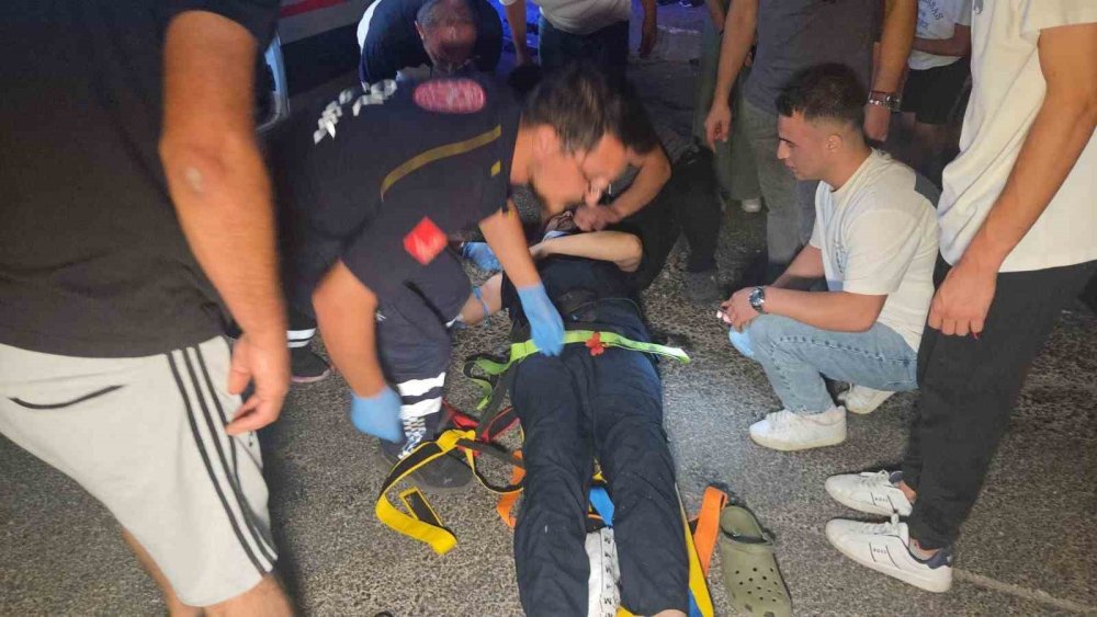 Kamyonetin Çarptığı Ambulans Bahçeye Uçtu 5 Kişi Yaralandı