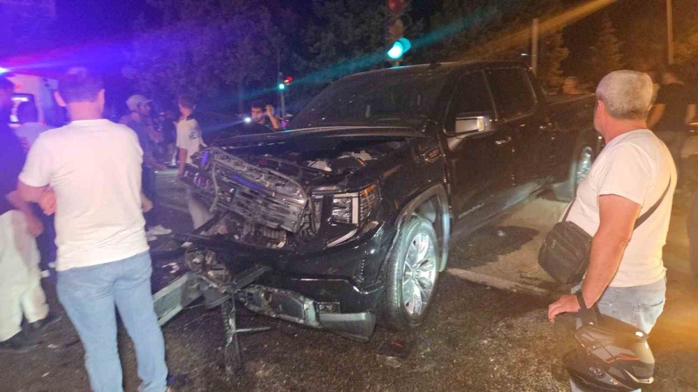 Kamyonetin Çarptığı Ambulans Bahçeye Uçtu 5 Kişi Yaralandı