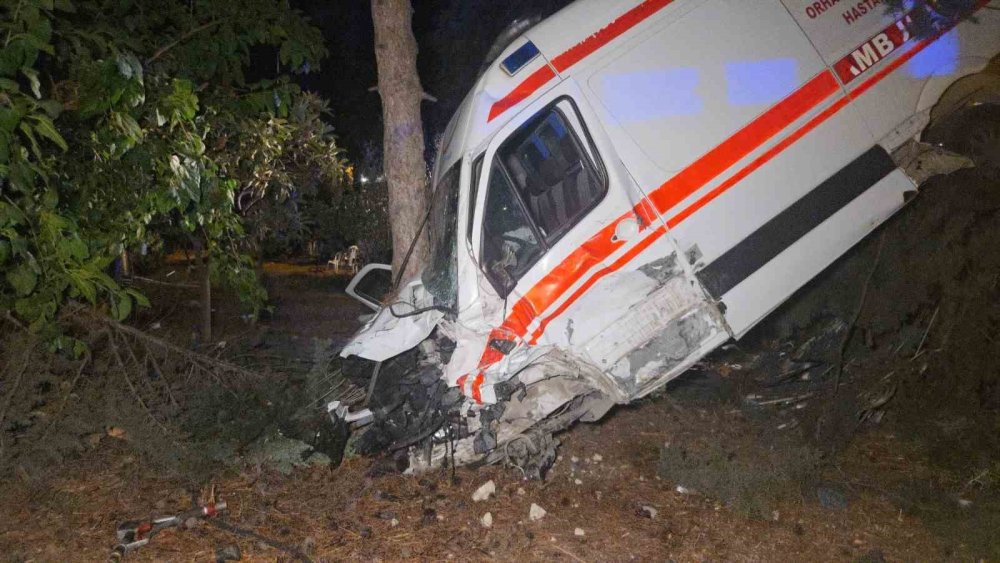 Kamyonetin Çarptığı Ambulans Bahçeye Uçtu 5 Kişi Yaralandı