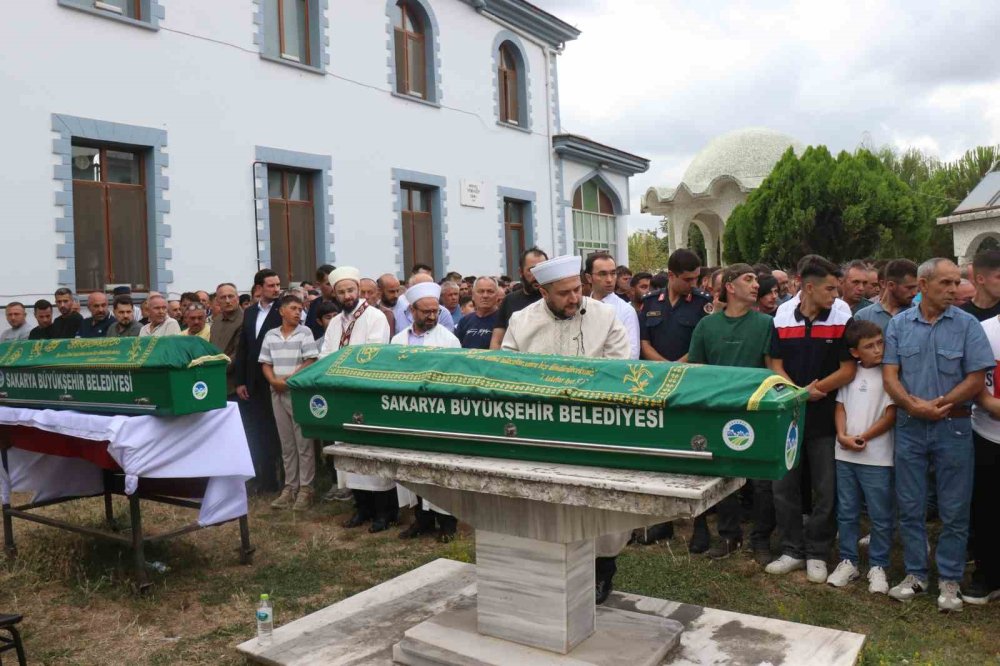 Yan Yana Toprağa Verilen İki Kardeşin Ardından Yürek Burkan Detaylar Kaldı