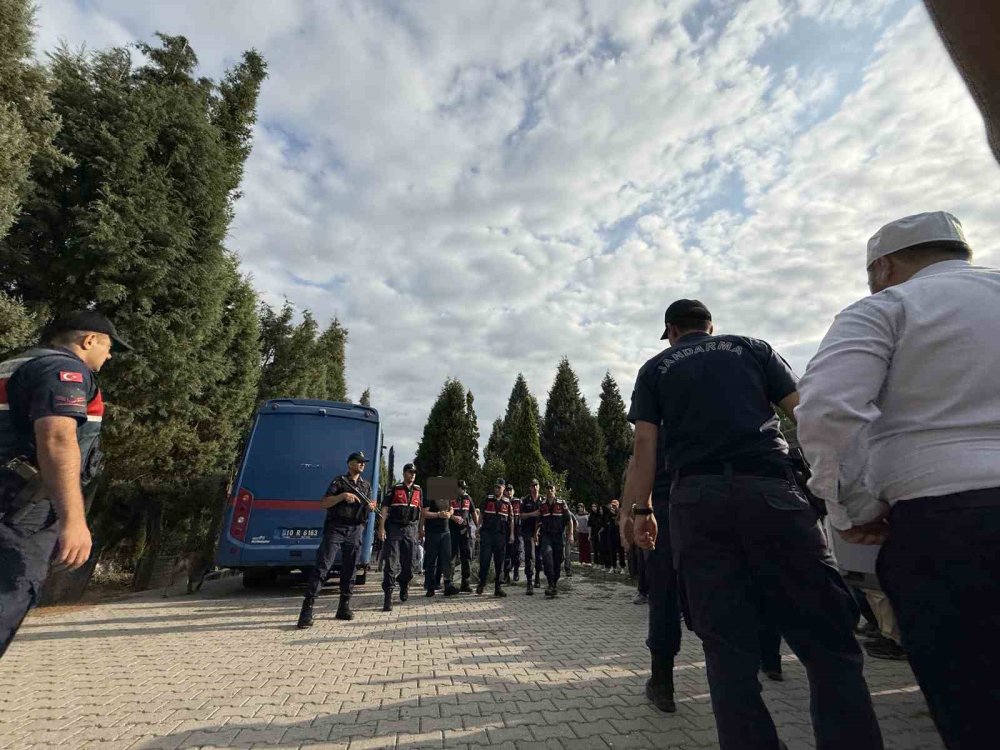 Yan Yana Toprağa Verilen İki Kardeşin Ardından Yürek Burkan Detaylar Kaldı