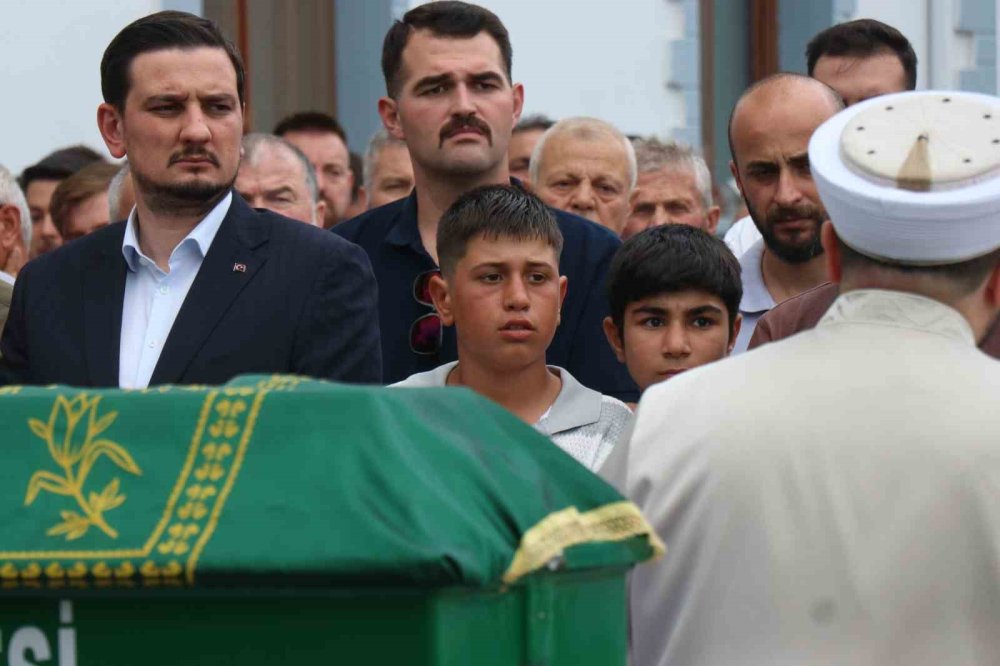 Yan Yana Toprağa Verilen İki Kardeşin Ardından Yürek Burkan Detaylar Kaldı