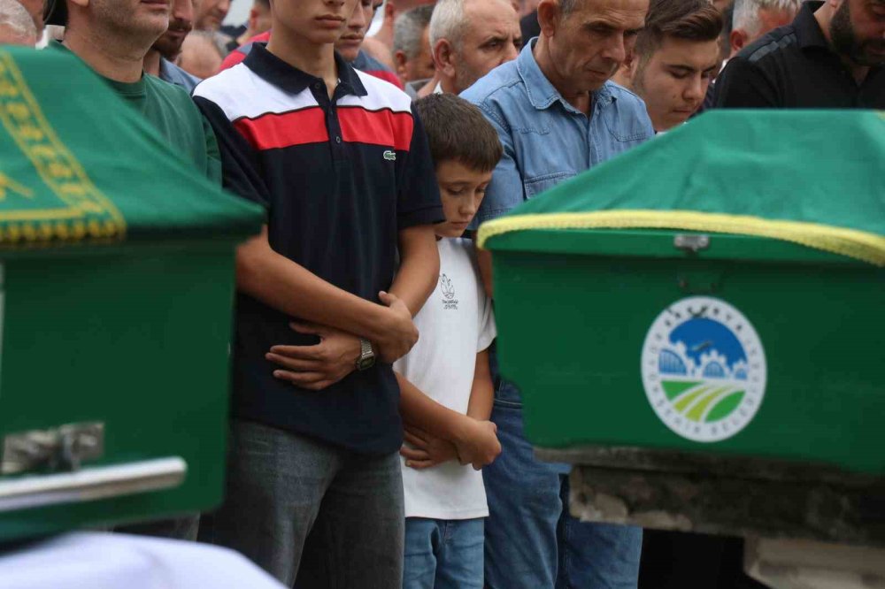 Yan Yana Toprağa Verilen İki Kardeşin Ardından Yürek Burkan Detaylar Kaldı