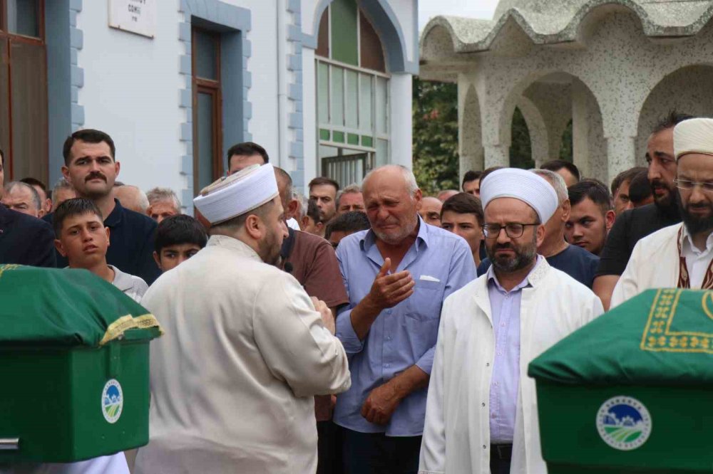 Yan Yana Toprağa Verilen İki Kardeşin Ardından Yürek Burkan Detaylar Kaldı