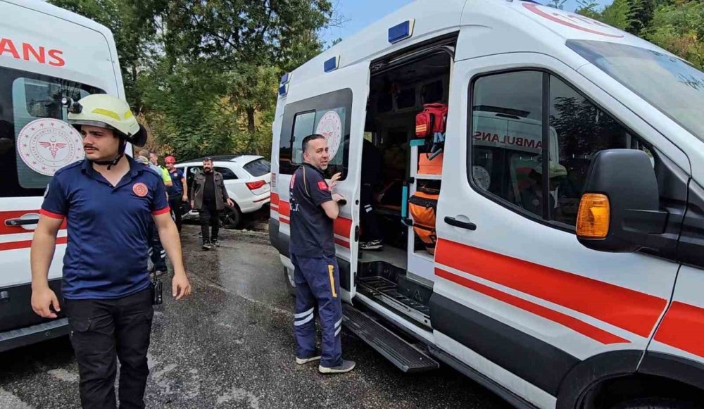 Kamyonet İle Cip Çarpıştı: 4’ü Çocuk 5 Yaralı