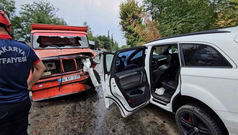 Kamyonet İle Cip Çarpıştı: 4’ü Çocuk 5 Yaralı