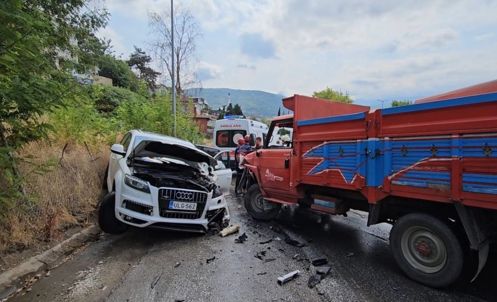 Kamyonet İle Cip Çarpıştı: 4’ü Çocuk 5 Yaralı