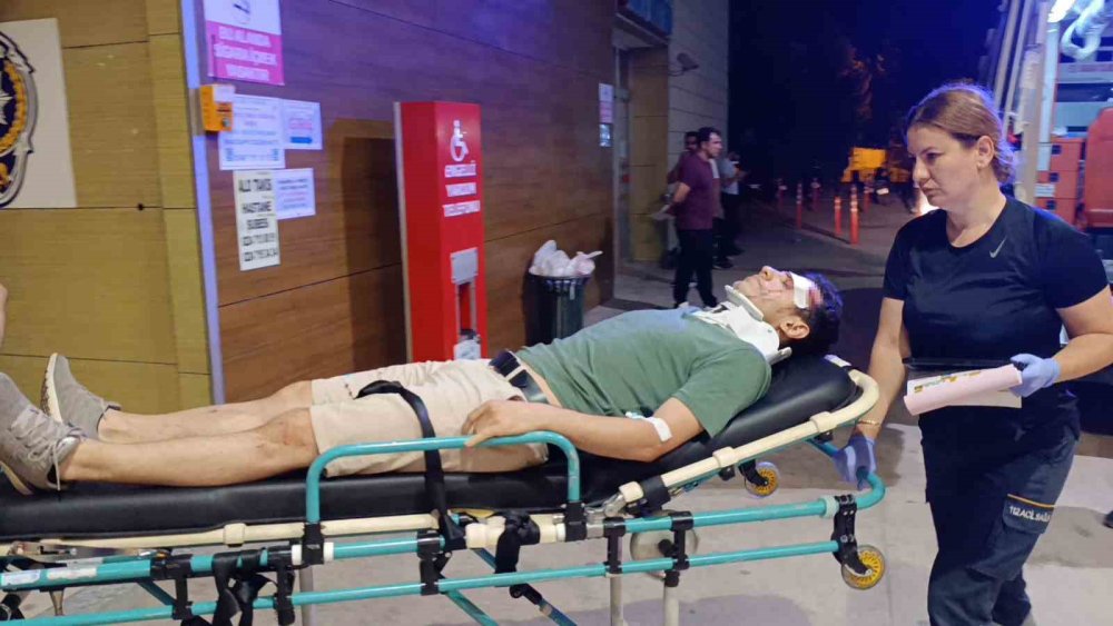 Kamyonet İle Otomobil Kafa Kafa Çarpıştı