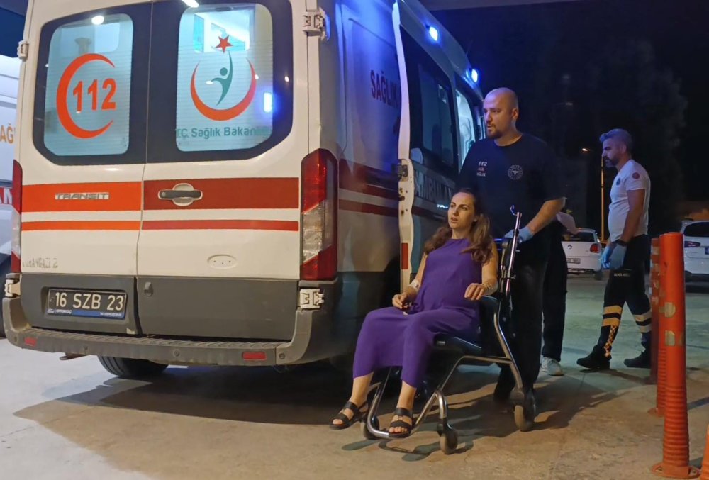 Kamyonet İle Otomobil Kafa Kafa Çarpıştı