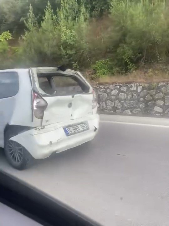 Kamyonet Otomobile Çarptı: 4 Yaralı