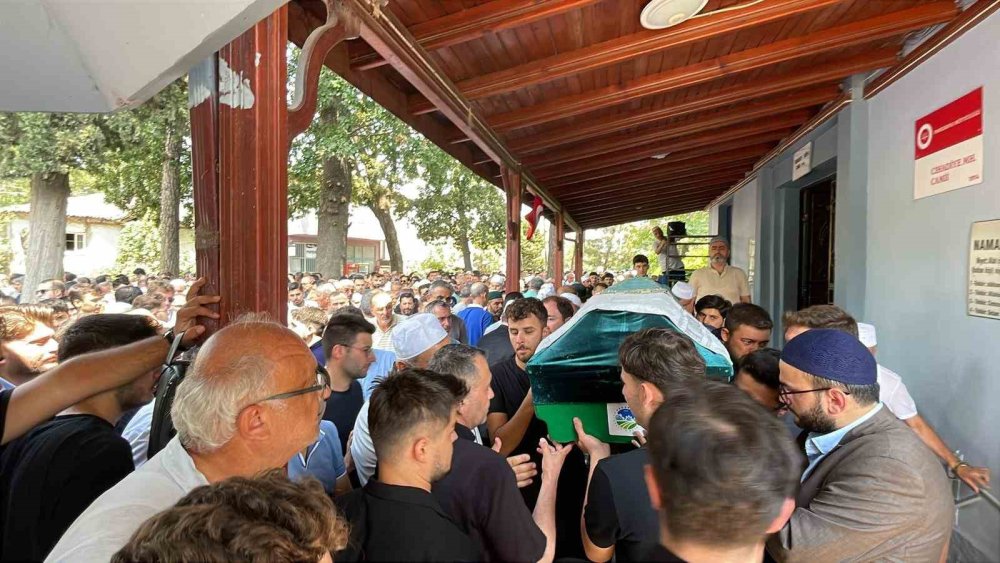 Kazada Hayatını Kaybeden İlahiyat Fakültesi Öğrencisi Son Yolculuğuna Uğurlandı