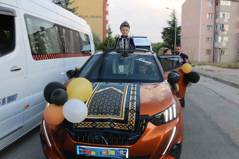 Servis Araçlarından Renkli Düğün Konvoyu