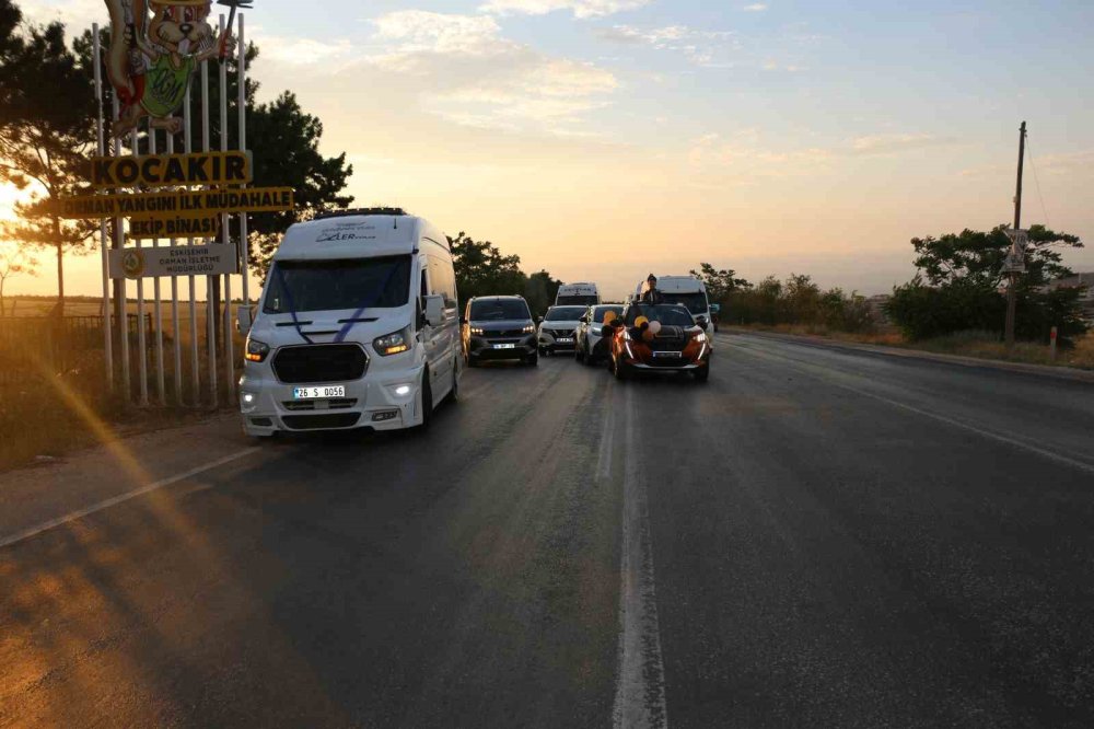 Servis Araçlarından Renkli Düğün Konvoyu