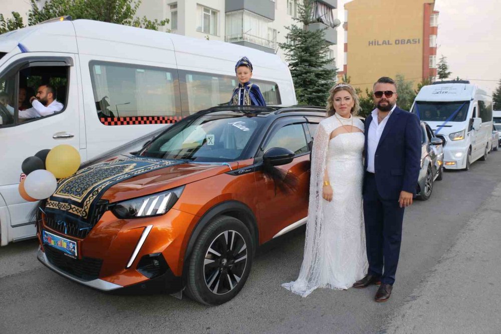 Servis Araçlarından Renkli Düğün Konvoyu