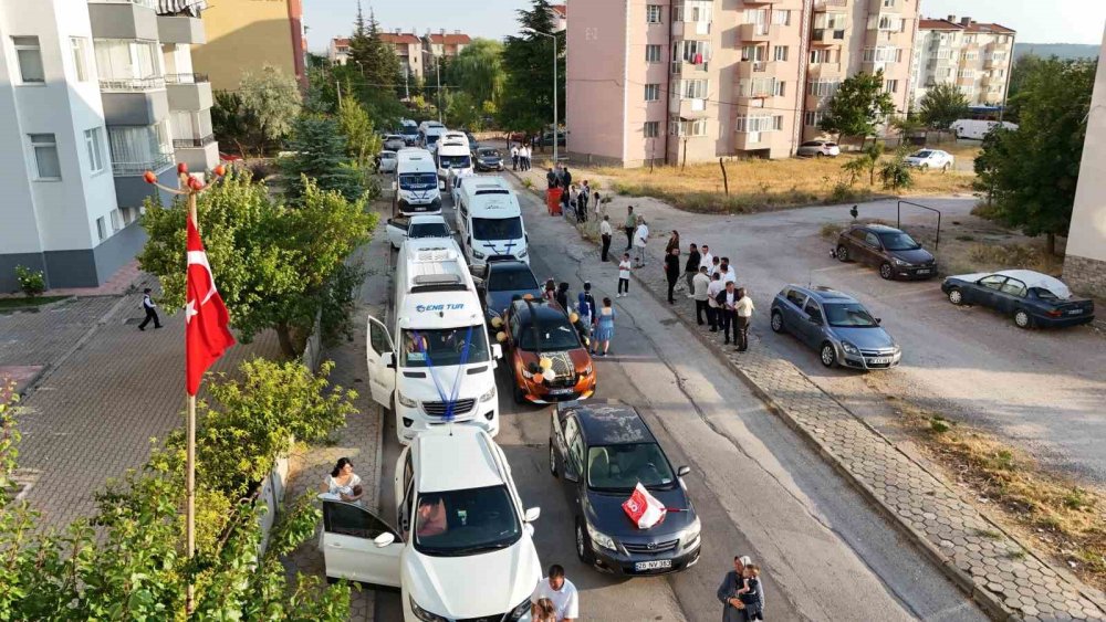 Servis Araçlarından Renkli Düğün Konvoyu