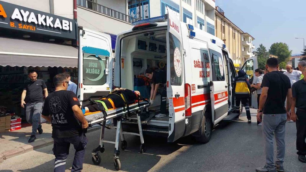 Yolun karşısına geçmeye çalışan kadına kamyonet çarptı