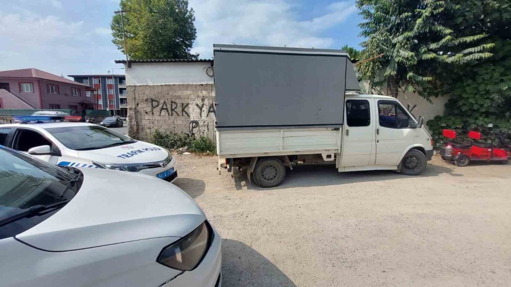 Yolun karşısına geçmeye çalışan kadına kamyonet çarptı