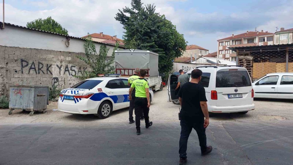 Yolun karşısına geçmeye çalışan kadına kamyonet çarptı